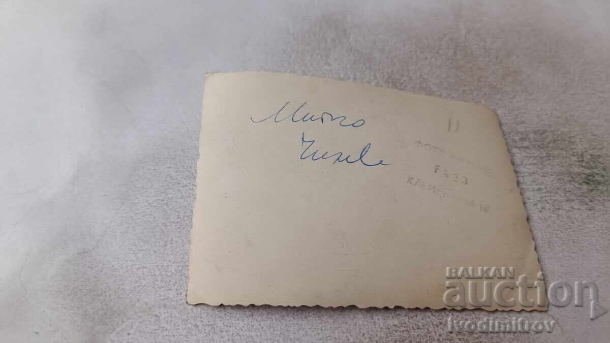 Φωτογραφία Τριών ανδρών στο λιμάνι με τιμή 1.65 BGN | € 0.84