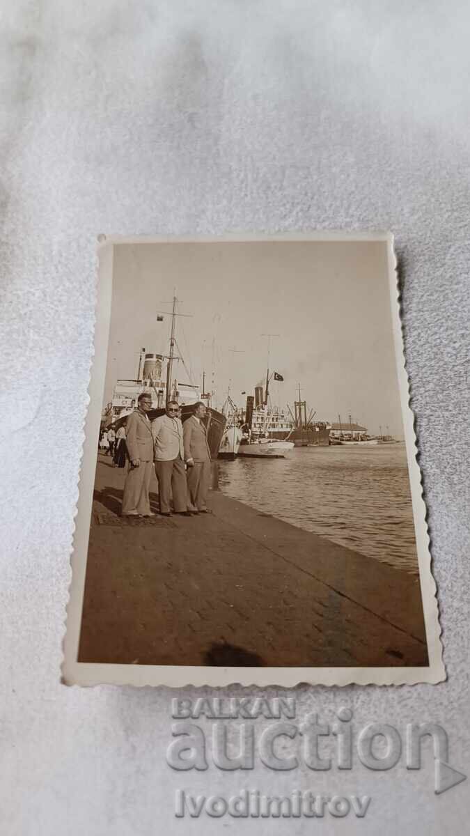 Φωτογραφία Τριών ανδρών στο λιμάνι