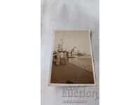 Φωτογραφία Τριών ανδρών στο λιμάνι