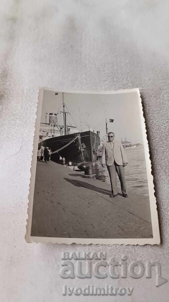 Снимка Мъж на пристанището