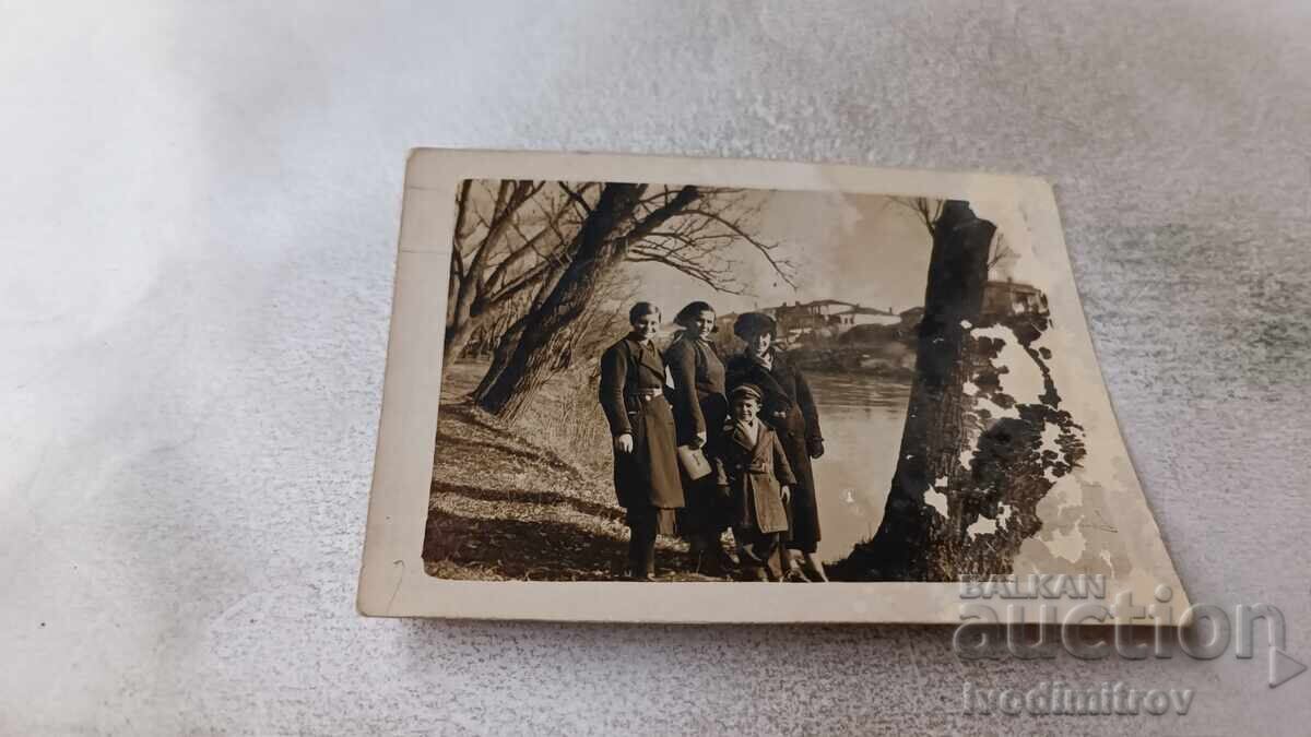 Φωτογραφία Yambolŭ Τρεις γυναίκες και αγόρι δίπλα στον ποταμό Τούντζα 1937
