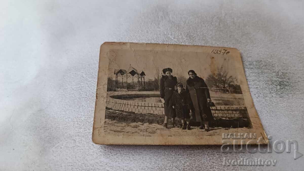 Φωτογραφία Yambolŭ Δύο γυναίκες και αγόρι μπροστά από λίμνη στο πάρκο 1937