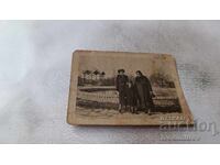 Φωτογραφία Yambolŭ Δύο γυναίκες και αγόρι μπροστά από λίμνη στο πάρκο 1937