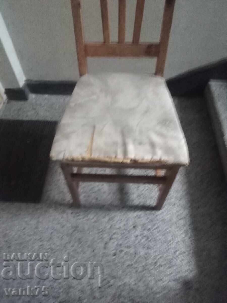 Scaune din lemn cu preț 5.00 BGN | € 2.56 Scaune din lemn cu preț 5.00 BGN | € 2.56