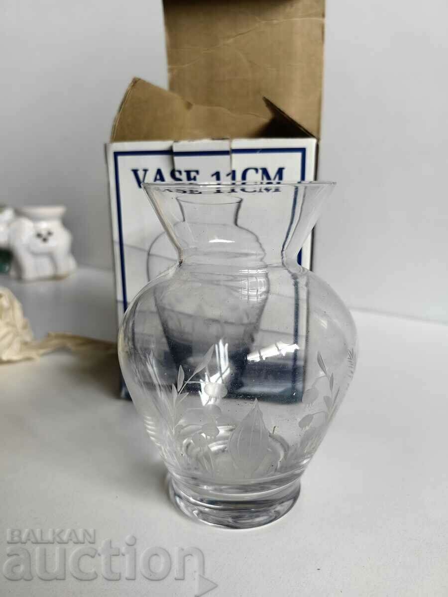 HAND ENGRAVED BEAUTIFUL GLASS VASE VASE IN BOX with price 19.00 BGN | € 9.71