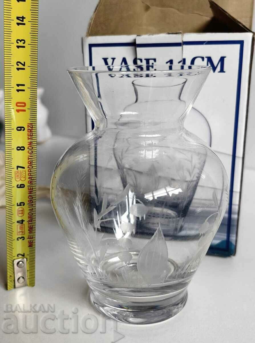 Delivery of HAND ENGRAVED BEAUTIFUL GLASS VASE VASE IN BOX