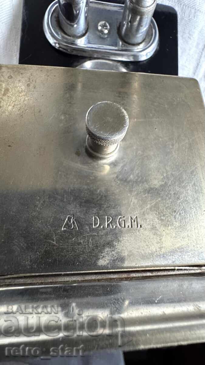 Licitație D.R.G.M. Calendar antic, suport de foi și birou