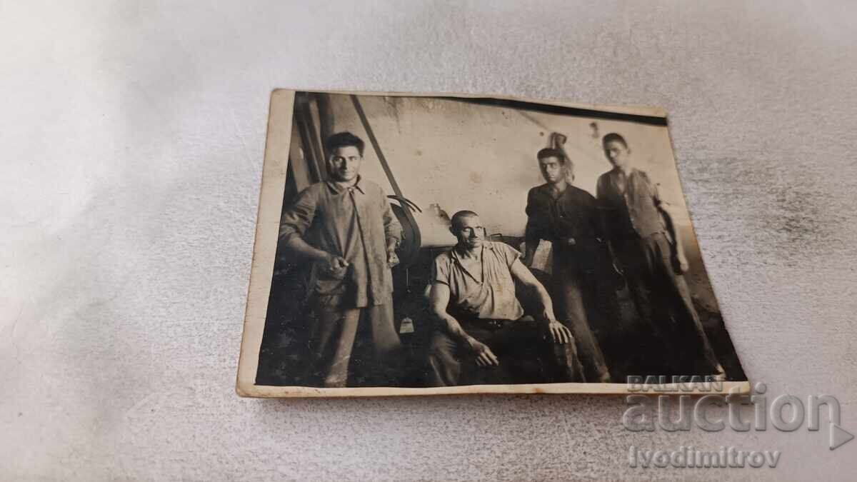 Fotografie Doi Mormane Patru Muncitori Fotografie Doi Mormane Patru Muncitori