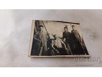 Fotografie Doi Mormane Patru Muncitori