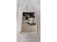 C-ca Shumen Bărbat femeie și băiețel lângă aut. ușoară cu nr. reg. Shn 946