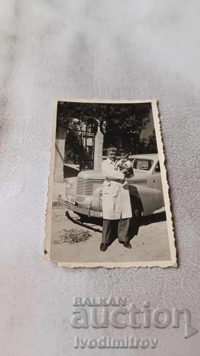 С-ка Шуменъ Мъж и момченце до лек авт. с рег. № Шн 946 С-ка Шуменъ Мъж и момченце до лек авт. с рег. № Шн 946