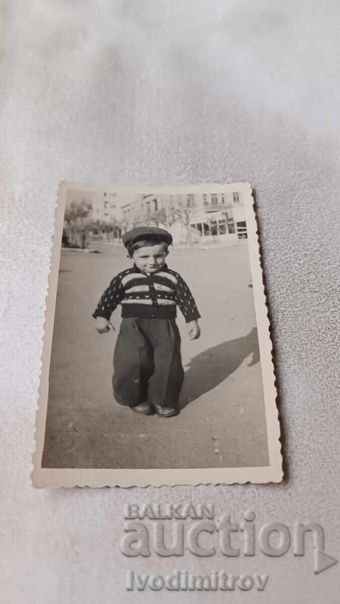 Φωτογραφία Σοφία Ένα μικρό αγόρι στο δρόμο Φωτογραφία Σοφία Ένα μικρό αγόρι στο δρόμο