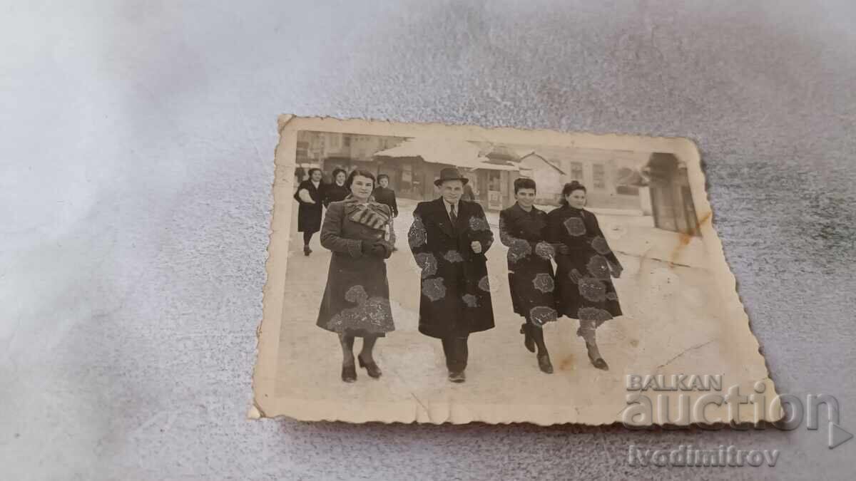 Снимка София Мъж и три жени на разходка