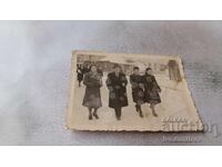 Снимка София Мъж и три жени на разходка