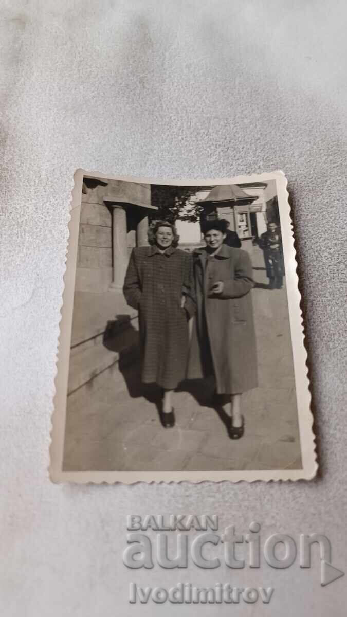 Φωτογραφία Σοφία Δύο γυναίκες σε μια βόλτα Φωτογραφία Σοφία Δύο γυναίκες σε μια βόλτα