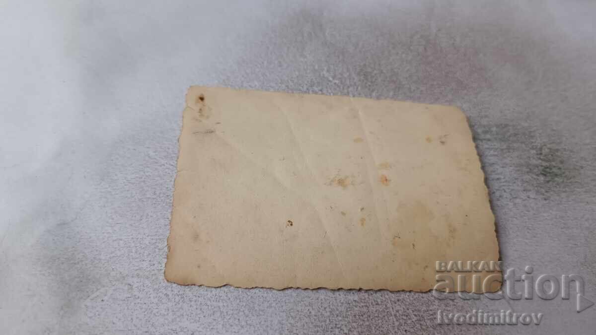 Φωτογραφία Γυναικών και κοριτσιού στον δρόμο με τιμή 1.75 BGN | € 0.89