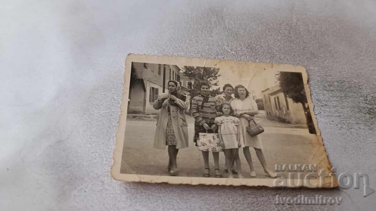 Φωτογραφία Γυναικών και κοριτσιού στον δρόμο