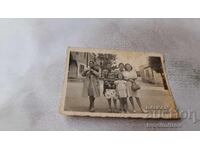 Φωτογραφία Γυναικών και κοριτσιού στον δρόμο