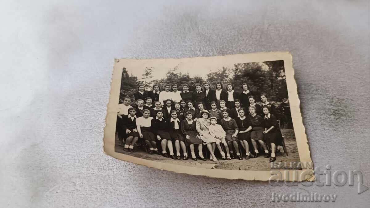 Φωτογραφία Πολωνικού Τράμπετς, μαθήτριες με την δασκάλα τους, 1946