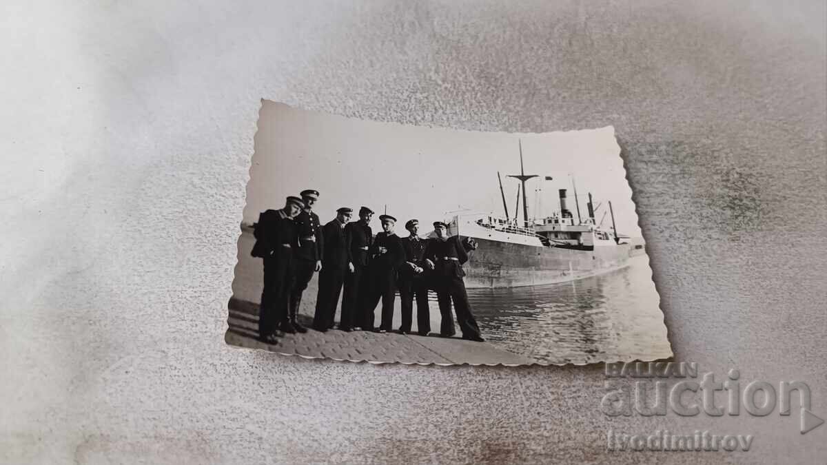 Φωτογραφία Βουργάς Κληρωτοί μπροστά σε φορτηγό πλοίο Φωτογραφία Βουργάς Κληρωτοί μπροστά σε φορτηγό πλοίο