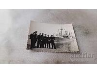 Φωτογραφία Βουργάς Κληρωτοί μπροστά σε φορτηγό πλοίο