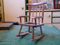 Jucărie veche de lemn pentru copii - scaun balansoar miniatural