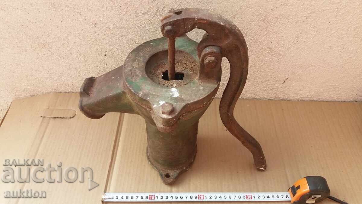 POMPĂ DE APĂ MANUALĂ VECHE - FÂNTÂNĂ - FUNCȚIONALĂ cu preț 45.00 BGN | € 23.01 POMPĂ DE APĂ MANUALĂ VECHE - FÂNTÂNĂ - FUNCȚIONALĂ cu preț 45.00 BGN | € 23.01