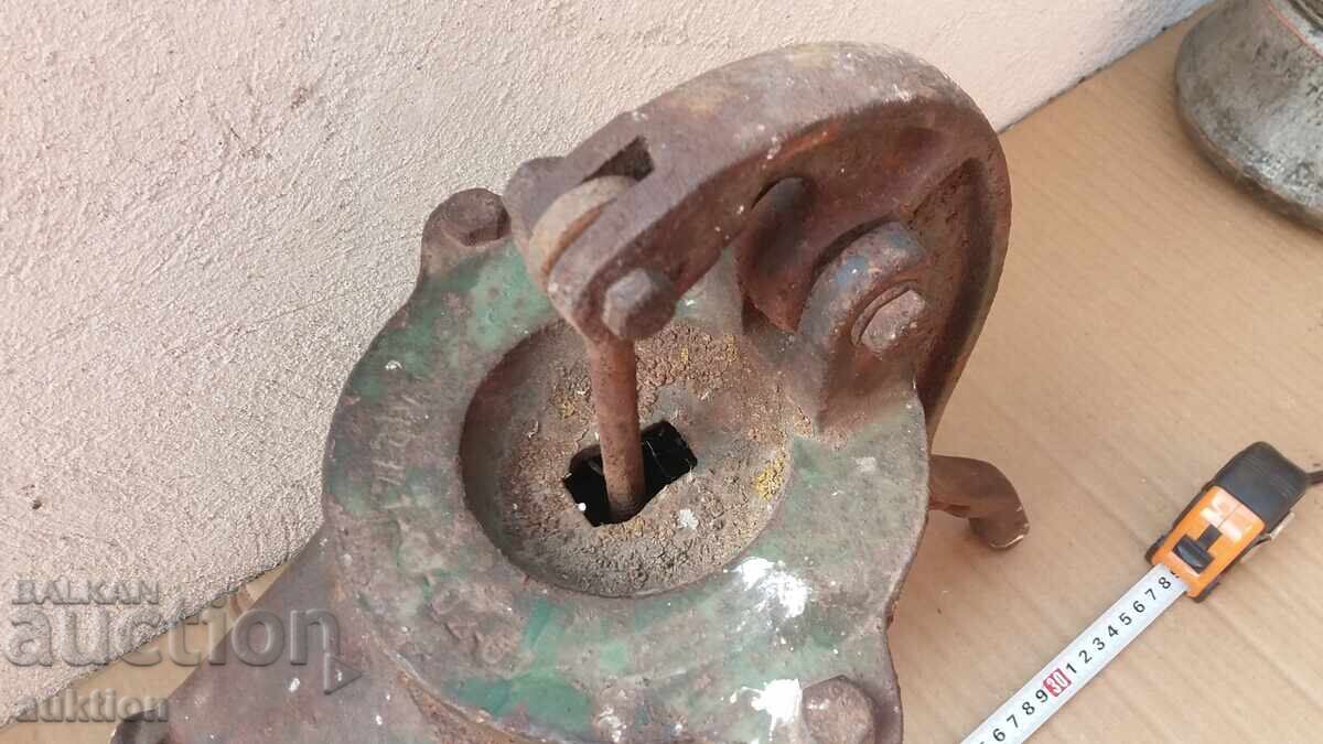 POMPĂ DE APĂ MANUALĂ VECHE - FÂNTÂNĂ - FUNCȚIONALĂ - 5 POMPĂ DE APĂ MANUALĂ VECHE - FÂNTÂNĂ - FUNCȚIONALĂ - 5