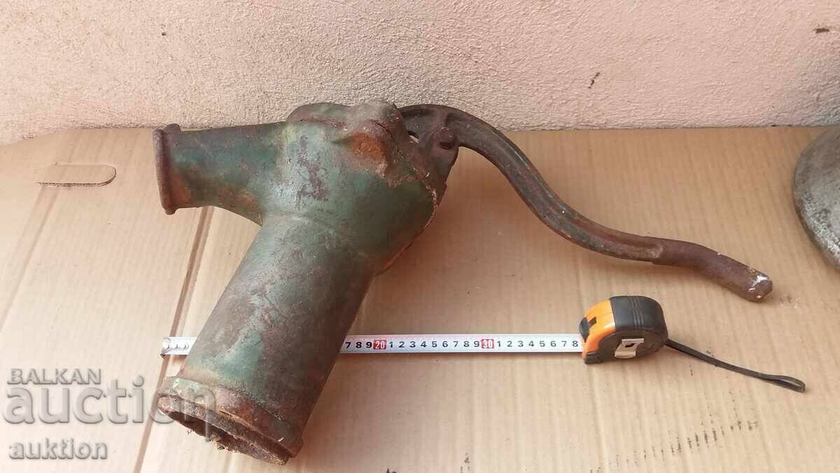 POMPĂ DE APĂ MANUALĂ VECHE - FÂNTÂNĂ - FUNCȚIONALĂ - 7 POMPĂ DE APĂ MANUALĂ VECHE - FÂNTÂNĂ - FUNCȚIONALĂ - 7