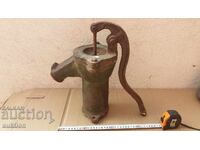 POMPĂ DE APĂ MANUALĂ VECHE - FÂNTÂNĂ - FUNCȚIONALĂ