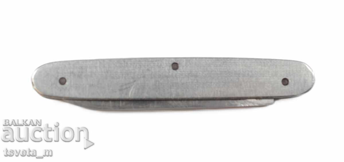 Un cuțit de buzunar Un cuțit de buzunar