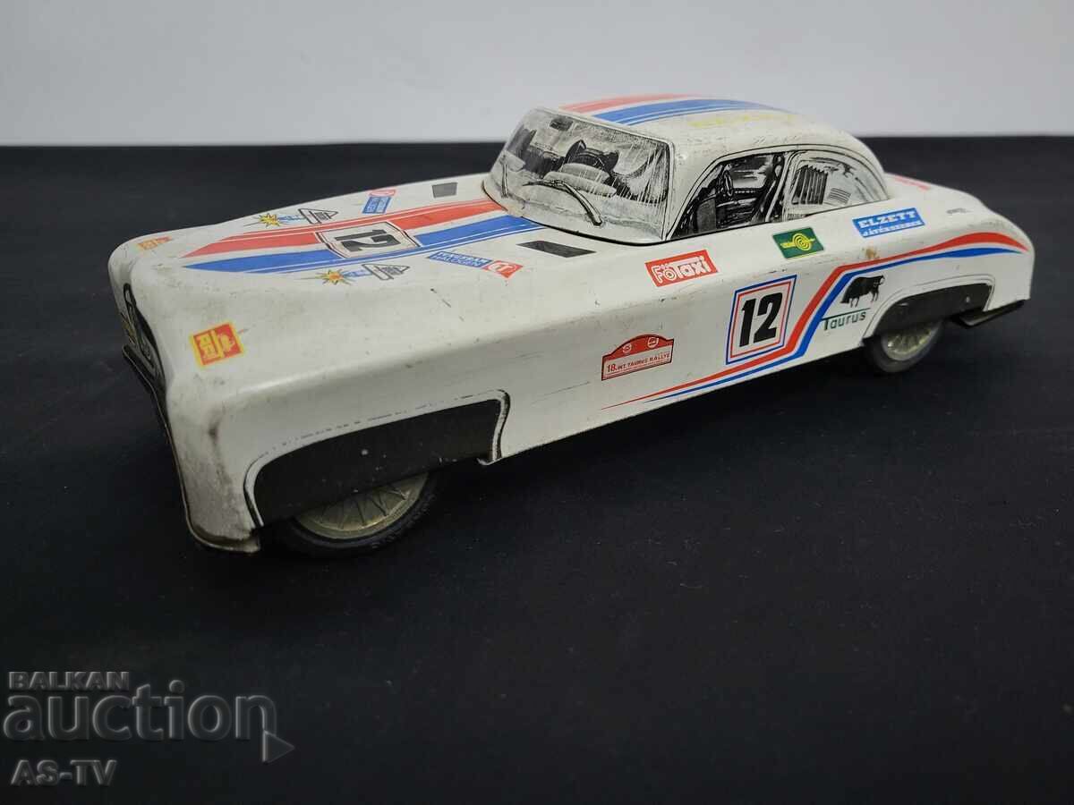 Δημοπρασία Ένα παλιό τσίγκινο καρότσι