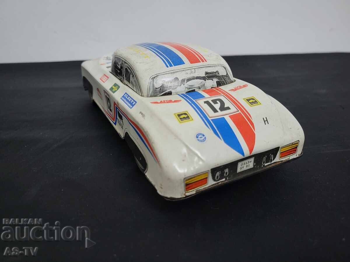 Παράδοση Ένα παλιό τσίγκινο καρότσι