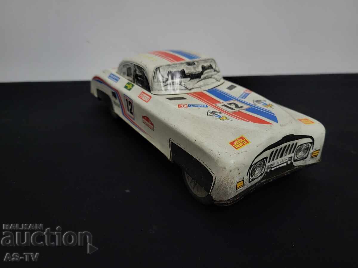 Ένα παλιό τσίγκινο καρότσι