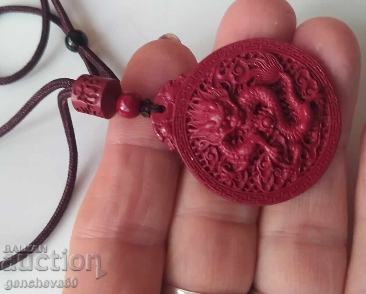 Licitație Talisman, pandantiv amulet cu cinabru de dragon