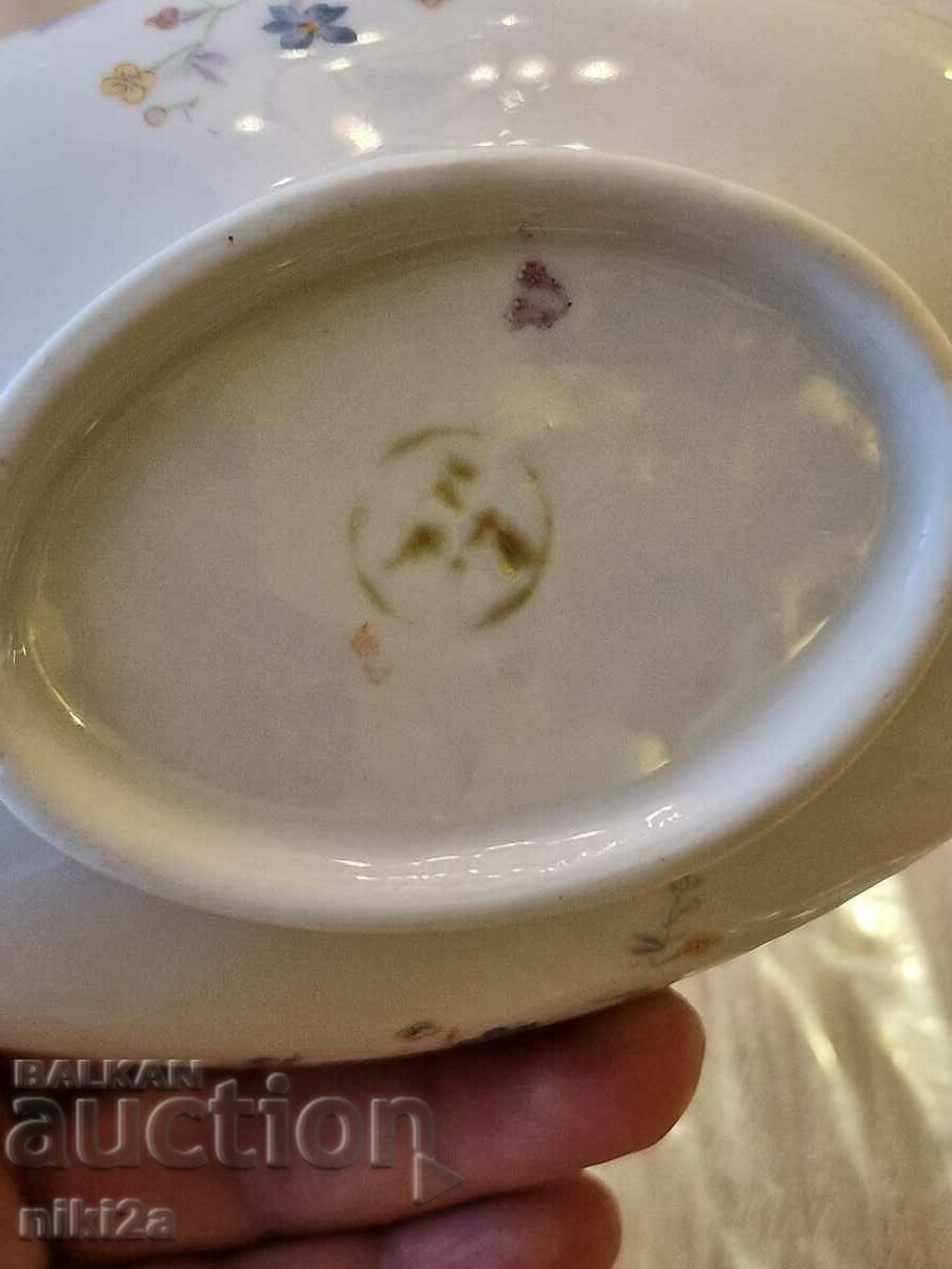 Παράδοση Παλιό πορσελάνινο πιατάκι