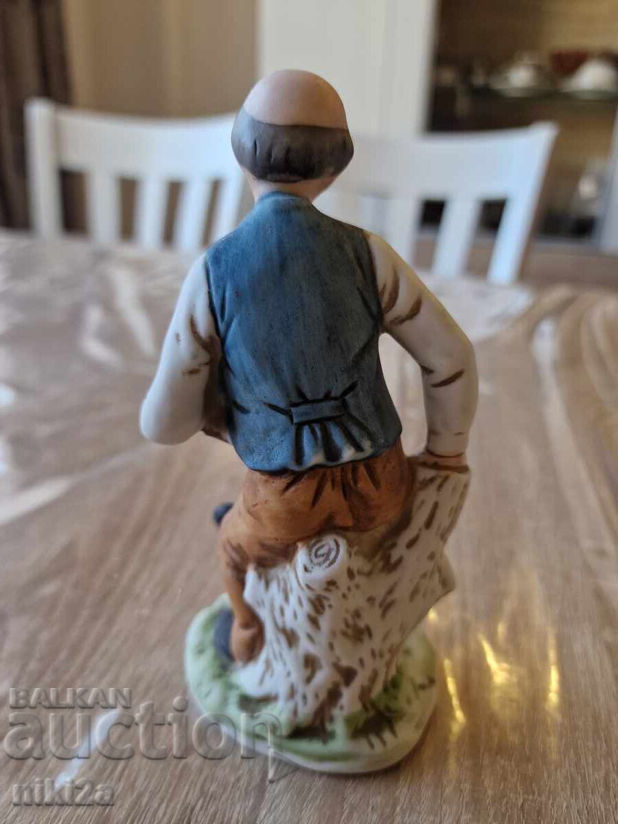 Bătrân cu o figurină de găină cu preț 35.00 BGN | € 17.90 Bătrân cu o figurină de găină cu preț 35.00 BGN | € 17.90