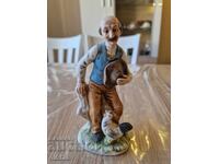 Bătrân cu o figurină de găină