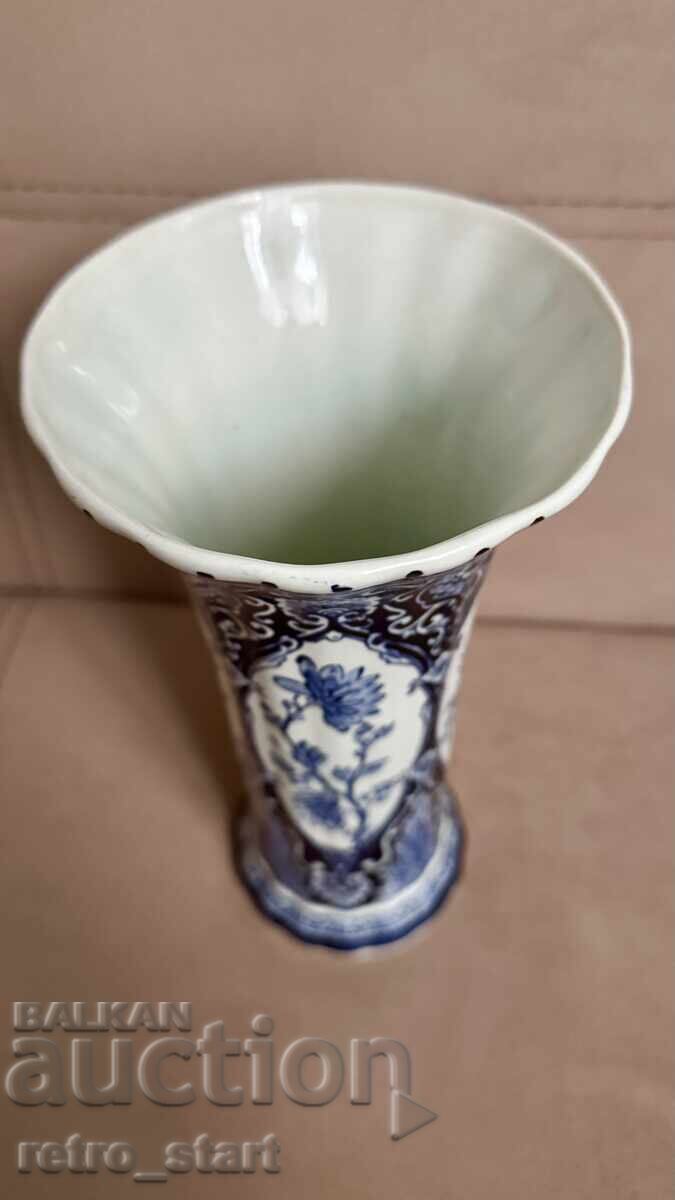 Vază de porțelan olandeză + cadou cu preț 75.00 BGN | € 38.35