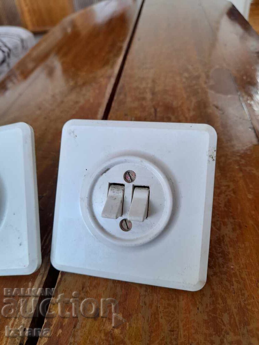 Παλιός ηλεκτρικός διπλός διακόπτης, διακόπτες με τιμή 27.00 BGN | € 13.80 Παλιός ηλεκτρικός διπλός διακόπτης, διακόπτες με τιμή 27.00 BGN | € 13.80
