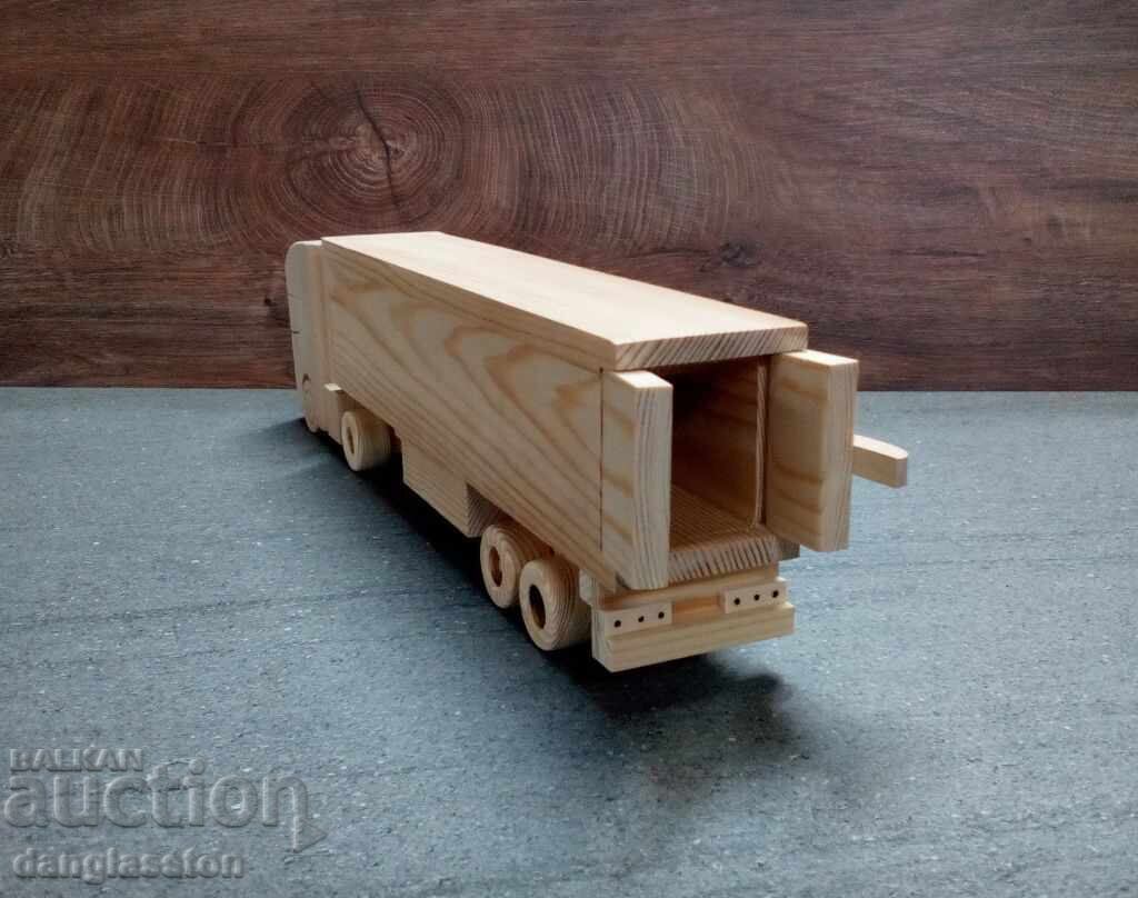 Licitație Camion decorativ din lemn cu remorcă DMAR 316