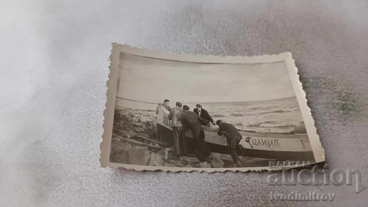 Fotografie Bărbați cu barcă de agrement Olimp