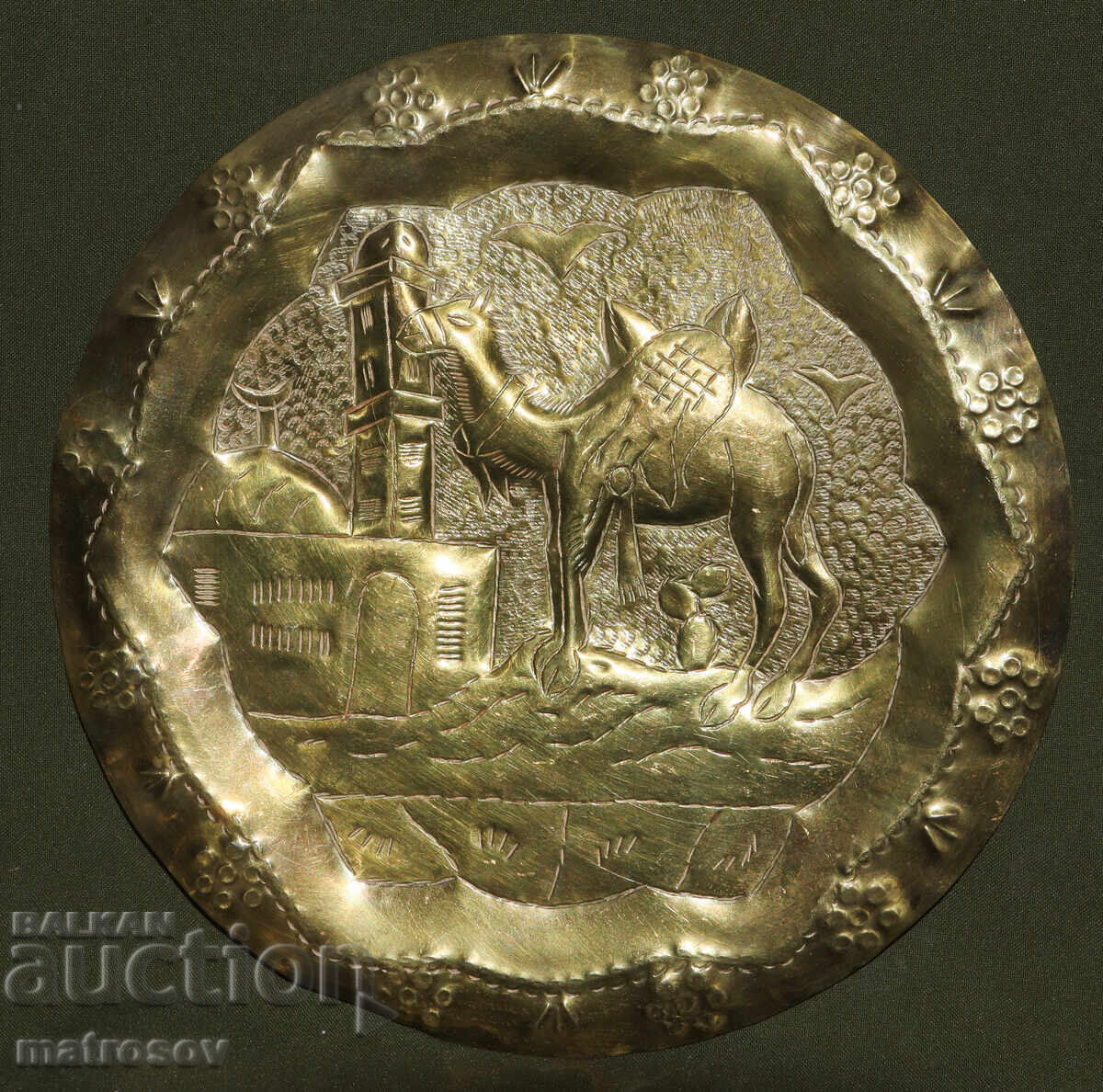 Farfurie din alamă lucrată manual, decorațiune de perete cu preț 170.00 BGN | € 86.92