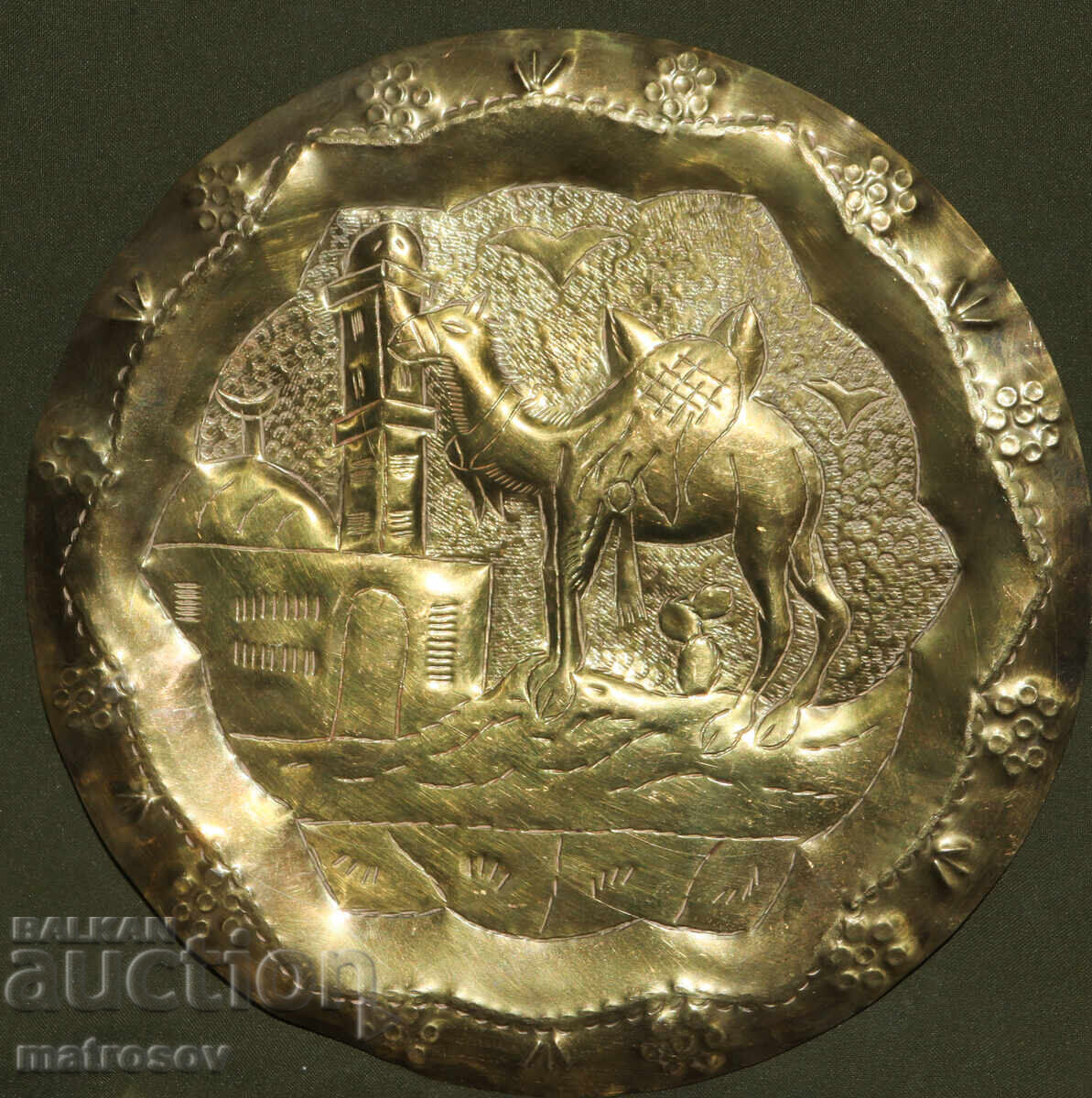 Licitație Farfurie din alamă lucrată manual, decorațiune de perete