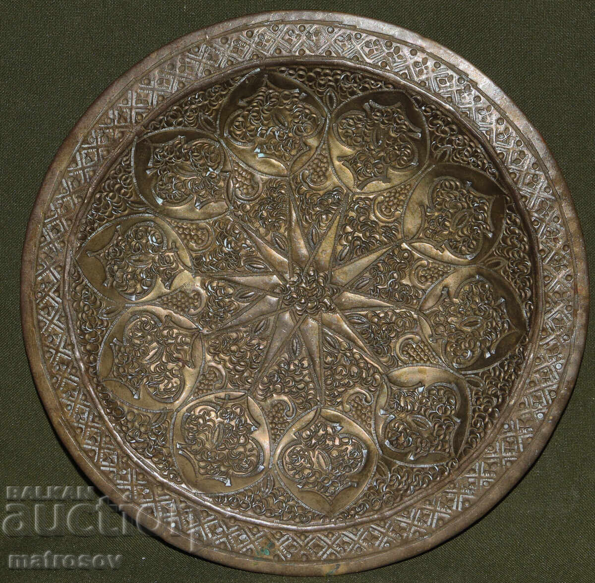 Μεταλλικός διακοσμητικός δίσκος πιάτο γεωμετρικά σχήματα με τιμή 170.00 BGN | € 86.92