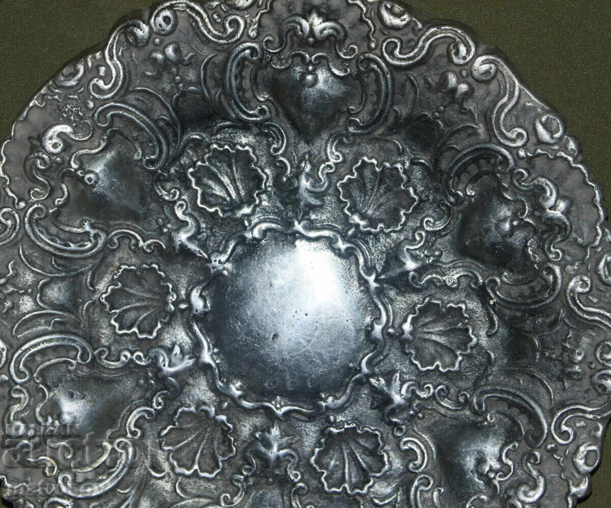 Delivery of Old metal solid plate tray