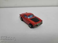 Un cărucior de metal