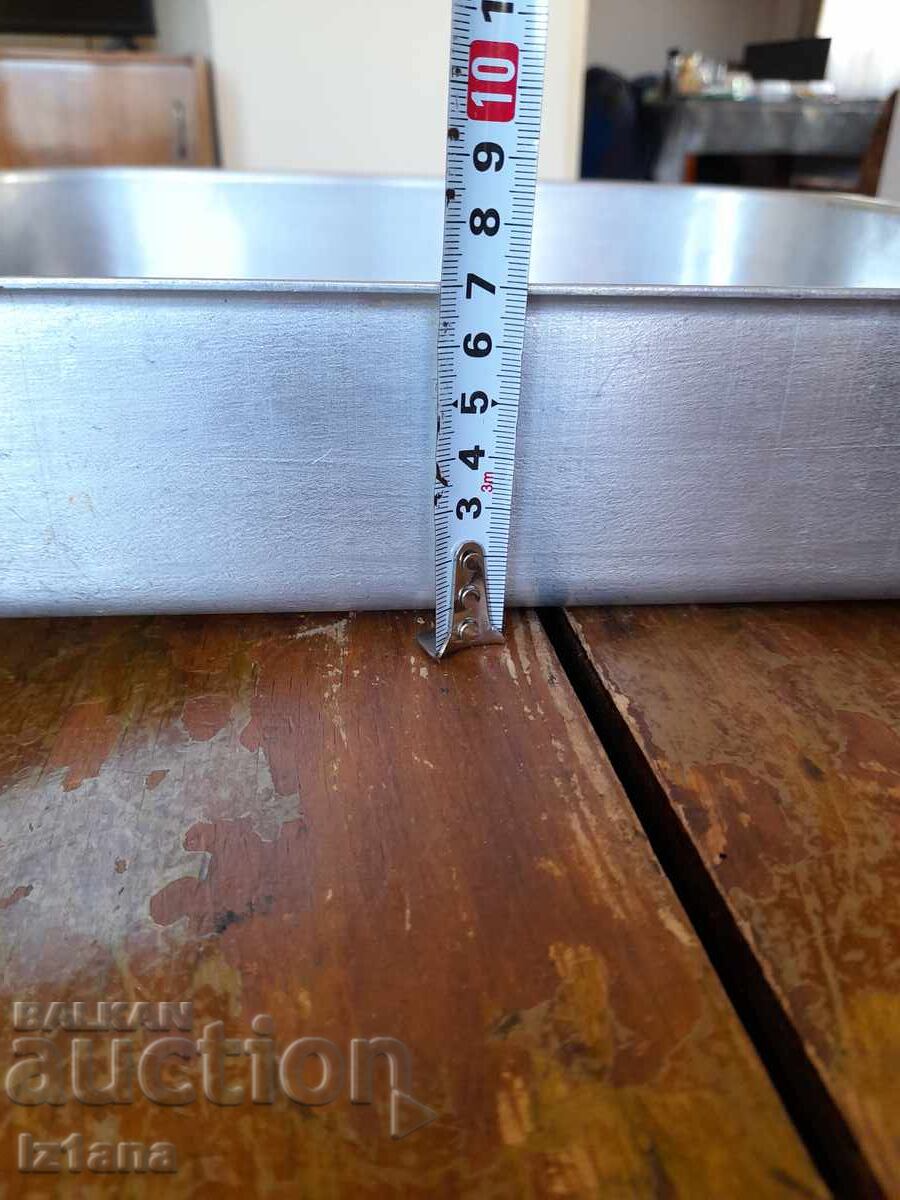 Auction  Old aluminum tray, casserole