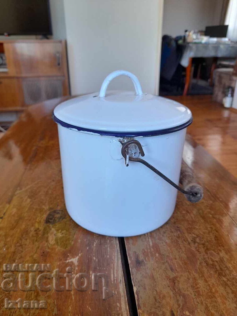 Παλιά εμαγιέ κατσαρόλα με τιμή 27.00 BGN | € 13.80