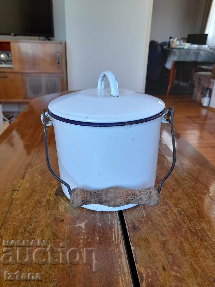 Παλιά εμαγιέ κατσαρόλα